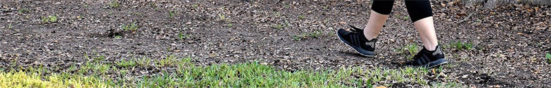 Gros plan sur les pieds en marche.
